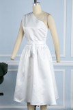 Белое повседневное однотонное платье без рукавов с открытой спиной и косым воротником Платья