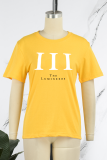 Gelbe T-Shirts mit Patchwork-Buchstaben und O-Ausschnitt im täglichen Vintage-Print