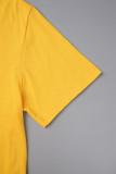 Gelbe T-Shirts mit Patchwork-Buchstaben und O-Ausschnitt im täglichen Vintage-Print