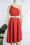 Красное повседневное однотонное платье с открытой спиной и поясом с косым воротником без рукавов Платья