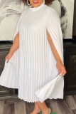 Белые повседневные однотонные плиссированные платья трапециевидной формы с высоким воротником