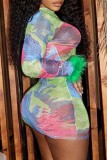 Vestidos de manga comprida com estampa casual colorida e decote em bico