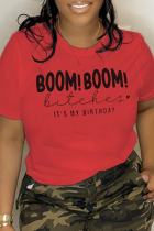 Red Street dagliga utskriftsbrev BOOM! BOM! O krage T-shirt