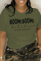 アーミー グリーン ストリートの毎日の印刷文字「BOOM!」 ブーム！ OカラーTシャツ