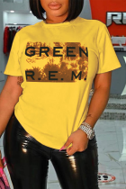 T-shirt con collo a V patchwork con stampa base vintage gialla