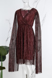 Cremeweißes, elegantes, solides Patchwork-Mesh-reflektierendes A-Linien-Kleid mit V-Ausschnitt (mit Gürtel)
