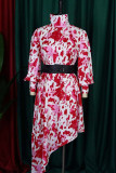 Patchwork d'impression décontracté de mode rose rouge avec des robes de robe irrégulières de col roulé de ceinture (contiennent la ceinture)