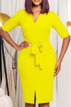 黄色のエレガントな固体パッチワーク小帯金属アクセサリー装飾スリット V ネックラップスカートドレス