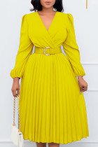 Vestidos de falda de cintura con cuello en V y pliegues de retazos sólidos casuales amarillos (con cinturón)