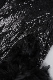 Zwarte effen pailletten, patchwork, veren, rugloze V-hals, onregelmatige jurkjurken