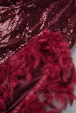 Röda solida paljetter Patchwork fjädrar Rygglös V-hals oregelbunden klänning klänningar