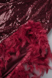 Rote feste Pailletten Patchwork Federn rückenfreies unregelmäßiges Kleid mit V-Ausschnitt