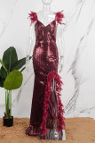 Rote feste Pailletten Patchwork Federn rückenfreies unregelmäßiges Kleid mit V-Ausschnitt