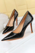 Svarta sexiga reflekterande spetsiga skor