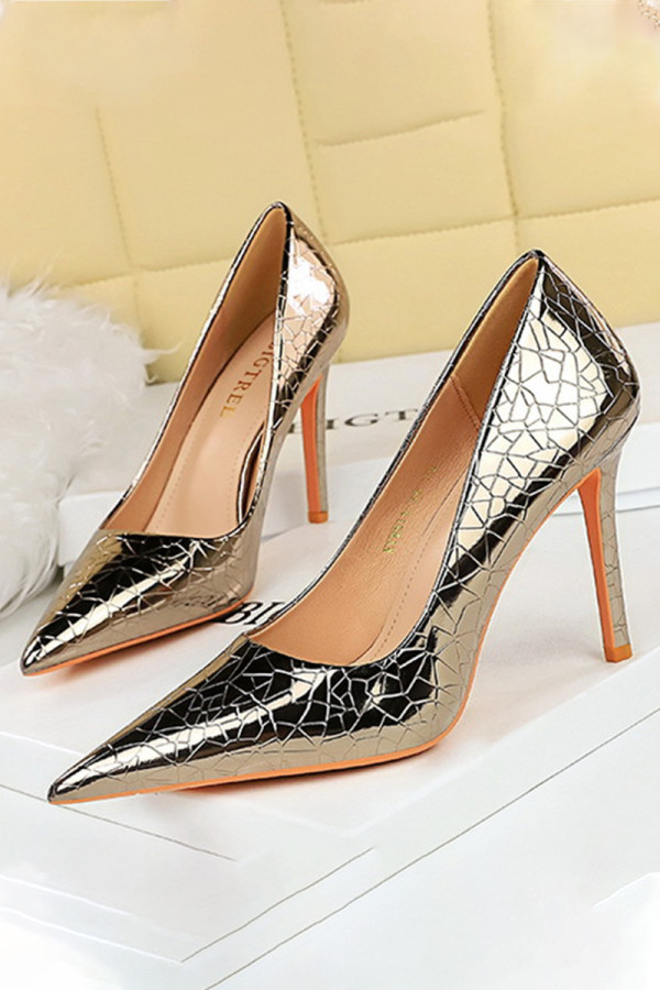 Goldfarbene sexy reflektierende spitze Schuhe