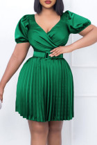 Зеленое повседневное сплошное лоскутное платье с поясом и V-образным вырезом Плиссированное платье с коротким рукавом
