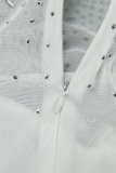 Weiße sexy Patchwork-Hot-Drilling-durchsichtige, asymmetrische, halblange Rollkragenkleider mit langen Ärmeln