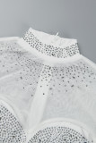 Weiße sexy Patchwork-Hot-Drilling-durchsichtige, asymmetrische, halblange Rollkragenkleider mit langen Ärmeln