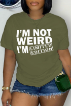 Camiseta casual verde militar com estampa de rua e patchwork com decote em O