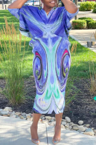 Vestidos de falda lápiz con cuello en V y pliegues de patchwork con estampado de calle azul violáceo