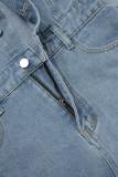 Macacão jeans regular azul bebê casual patchwork liso botões de bolso gola redonda manga curta cintura média