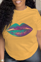 Camisetas con cuello en O y patchwork con estampado de labios casuales amarillos