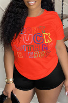 Camisetas casuais laranja com estampa de letras básicas com decote em O