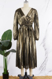 Vestidos plissados ​​dourados elegantes bronzeadores com dobra reflexiva e decote em V (com cinto)