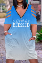 Голубое повседневное платье с короткими рукавами и застежкой-молнией с V-образным вырезом и буквенным принтом в стиле пэчворк
