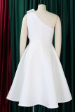 Vestido de noche de cuello oblicuo con pliegues de patchwork sólido elegante blanco Vestidos