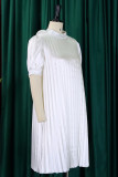 Белые повседневные однотонные прямые платья в стиле пэчворк со складками и круглым вырезом