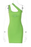 Il vestito senza maniche dal collare obliquo senza schienale scavato solido verde sexy