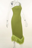 Grüne sexy feste Patchwork-Federn asymmetrische Trompeten-Meerjungfrau-Kleider mit schrägem Kragen