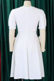 Белые повседневные однотонные платья в стиле пэчворк с бантом и круглым вырезом