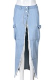 Saia jeans casual lisa azul com fenda reta assimétrica cintura alta regular