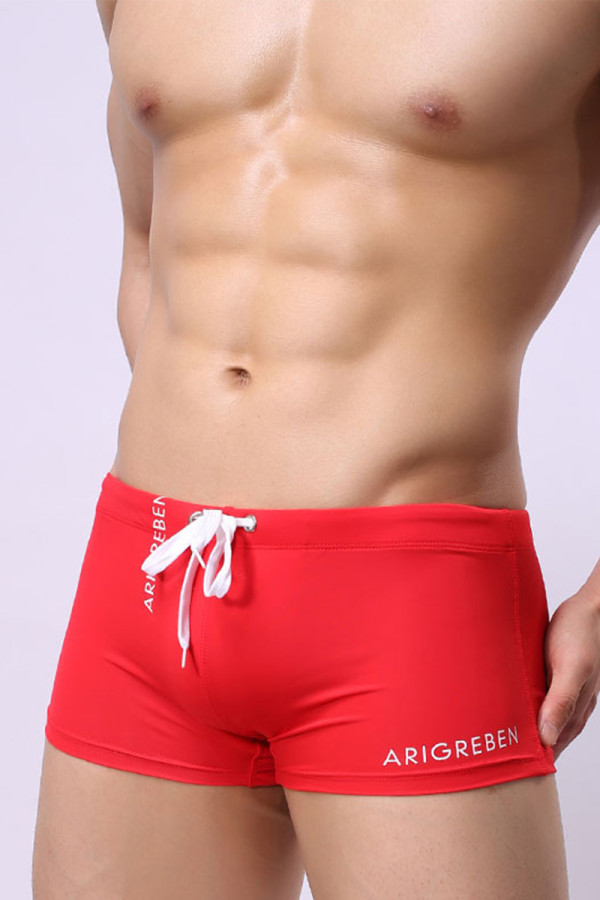 Pantaloncini da surf con cordoncino rosso con motivo patchwork e lettere casual