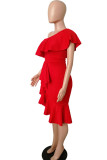 Красное модное платье нестандартной формы с воротником из листьев лотоса и завернутой грудью