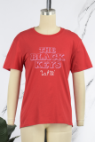 Camisetas vermelhas com estampa de rua com letra O no pescoço