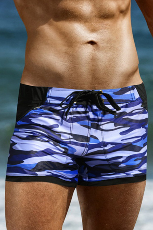 Short de bain à imprimé camouflage et patchwork avec cordon de serrage et poche à glissière bleu