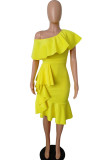 Желтое модное платье нестандартной формы с воротником из листьев лотоса и обернутой грудью