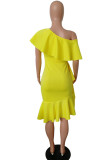 Желтое модное платье нестандартной формы с воротником из листьев лотоса и обернутой грудью