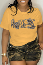 T-shirt con scollo a V patchwork con stampa vintage gialla Street