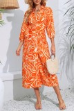 Оранжевые повседневные платья с длинными рукавами и отложным воротником с уздечкой и принтом
