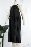 Schwarzes, lässiges, einfarbiges, plissiertes, ärmelloses Kleid mit halbem Rollkragen