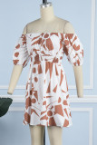 Абрикосовое повседневное платье с открытой спиной и короткими рукавами.