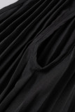Schwarzes, lässiges, einfarbiges, plissiertes, ärmelloses Kleid mit halbem Rollkragen