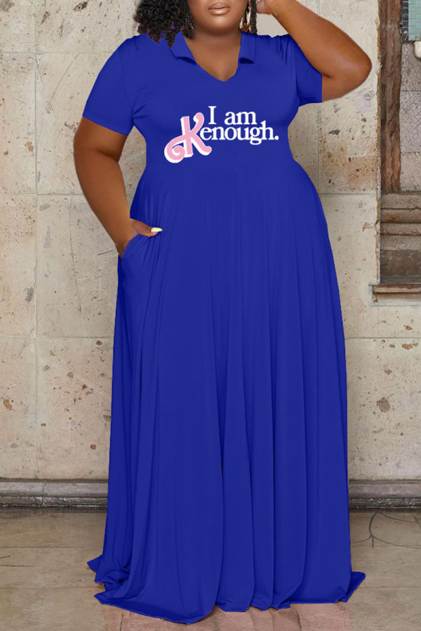 Blaues, lässiges Patchwork-Kleid mit V-Ausschnitt und kurzen Ärmeln und Buchstabendruck in Übergröße