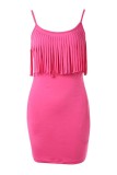 Розово-красное повседневное однотонное платье в стиле пэчворк с кисточками и открытой спиной на бретельках без рукавов.