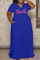 Blaues, lässiges, kurzärmliges Kleid mit V-Ausschnitt und Buchstabendruck. Kleider in Übergröße