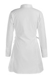 Белое повседневное однотонное бандажное лоскутное платье-рубашка с отложным воротником и пряжкой Платья больших размеров
